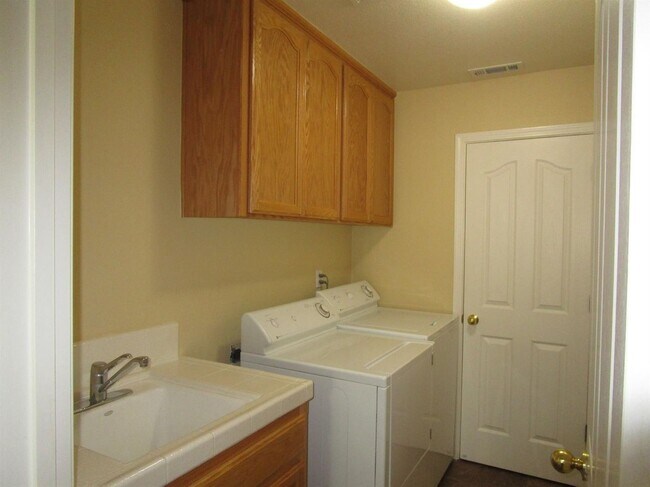 Building Photo - Like Brand New 4 Bedroom 3 Bath Beautiful ...