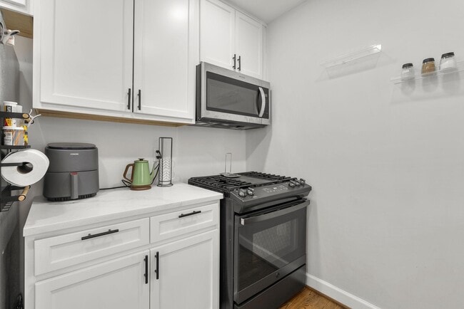 Building Photo - 3300 Manorwood Dr