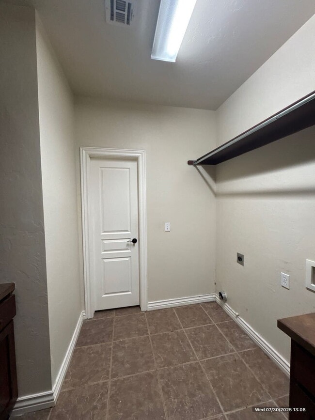 Building Photo - Stunning 3-Bedroom Home with Modern Amenities