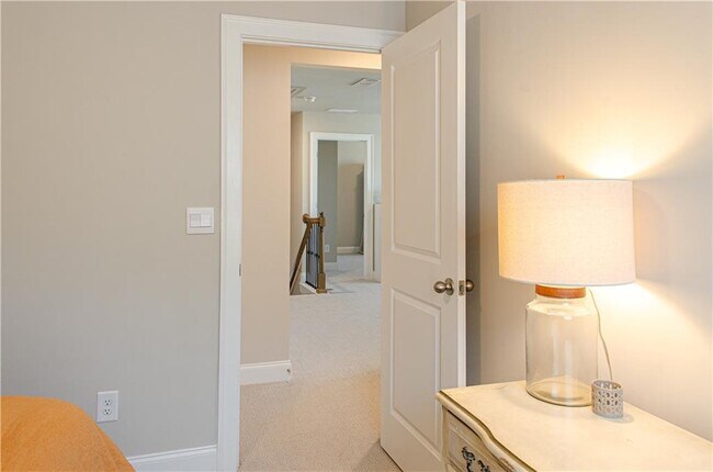 Building Photo - 660 Stately Dr