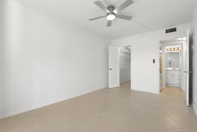 Building Photo - 1056 Exeter