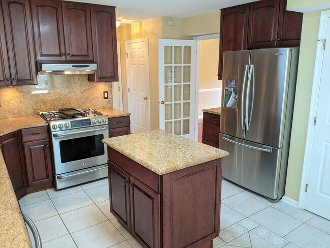 Building Photo - 403 McClellan Dr