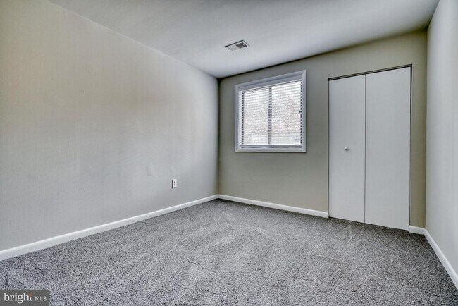Building Photo - 140 Royal Oak Dr
