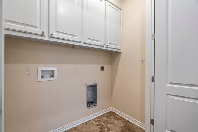 Building Photo - 17 Jeffrey Way