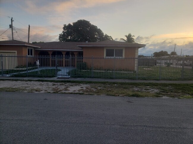 Building Photo - 16955 NW 43rd Ave
