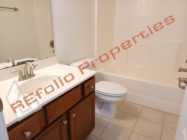 Building Photo - Lovely 5 Bedroom 4 Bathroom Single Family ...