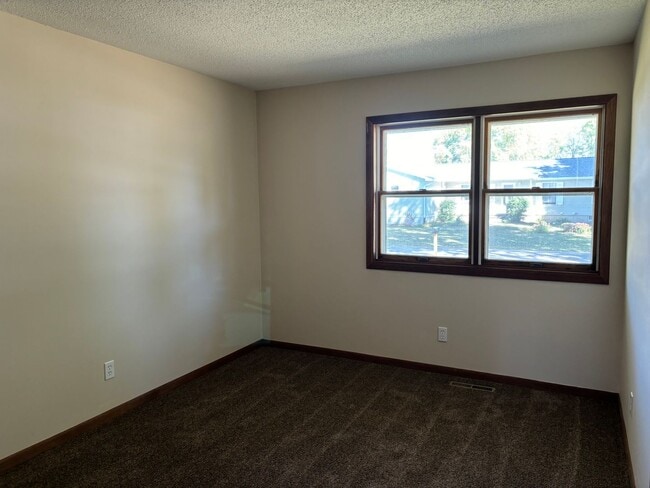 Building Photo - 3 Bedroom, 2.5 Bath House in Thomson, IL