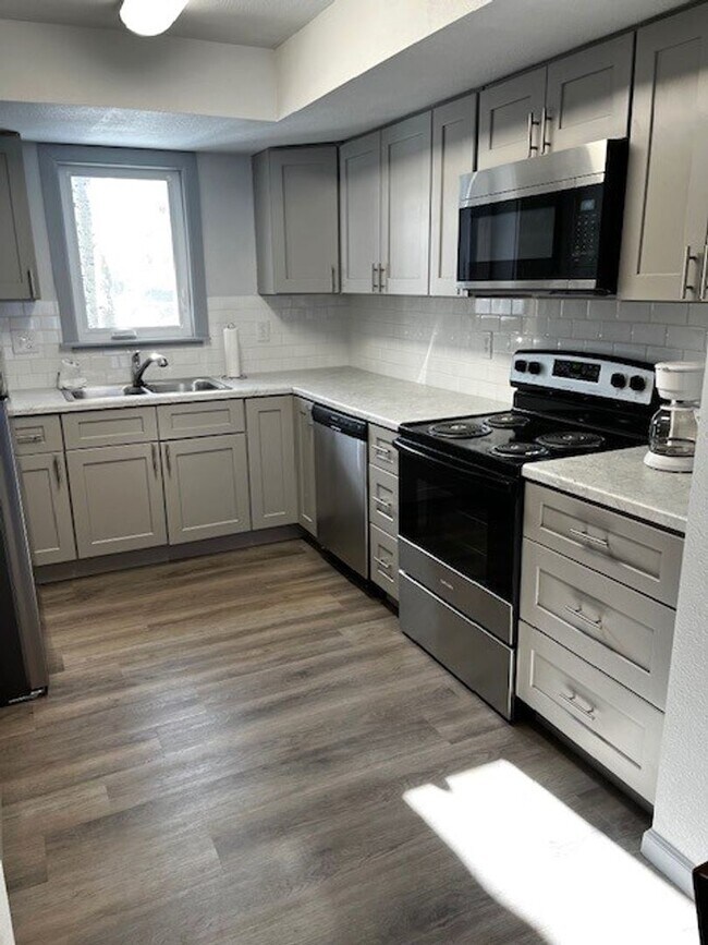 Building Photo - Winter Seasonal Rental- Lakeside Townhouses #3