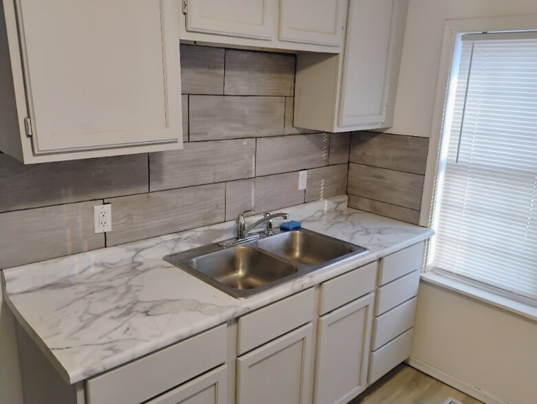 Building Photo - 209 1st Ave