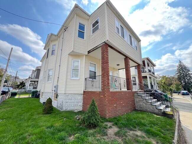 Building Photo - 42 Pinkham Rd