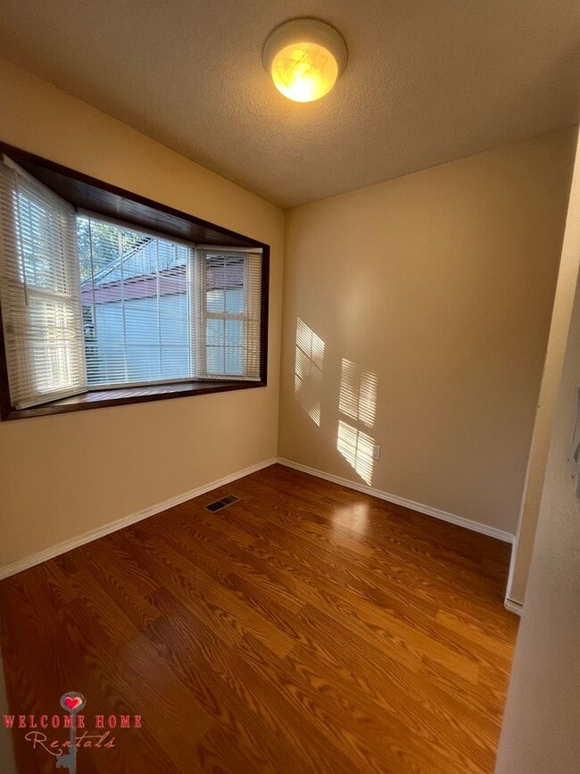 Building Photo - 2 bedroom townhome condo with AMAZING view, brand new carpeting and a fresh coat of paint!!!