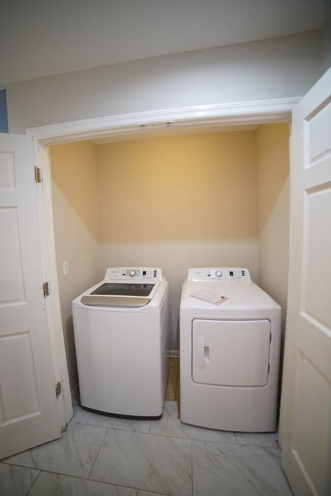 Building Photo - UPDATED 2 Bed / 2 Bath with LOFT in Summer...