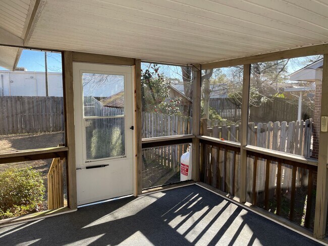 Building Photo - 3 Bedroom / 2 Bath Ranch
