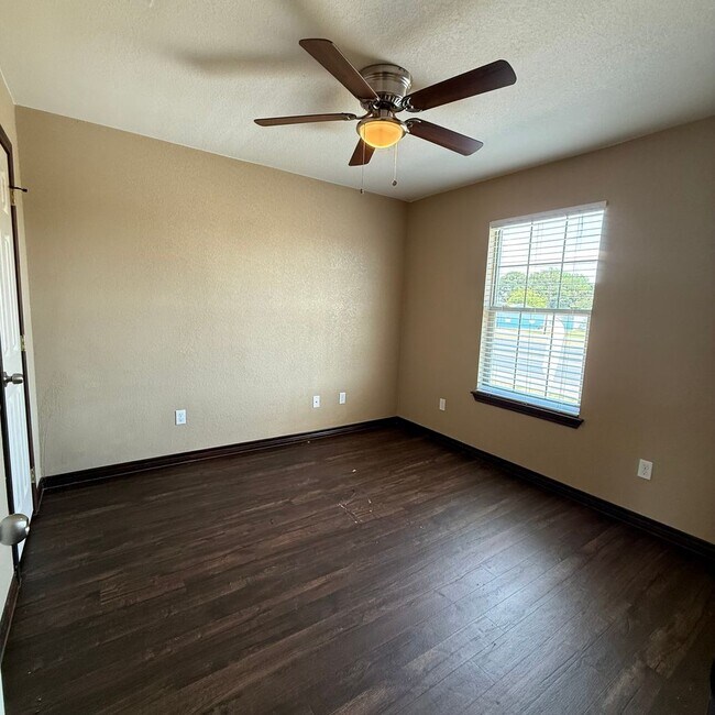Building Photo - $500 Off 1st Full Month!* All Utilities In...