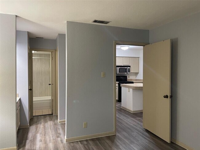 Building Photo - 8888 Tallwood Dr
