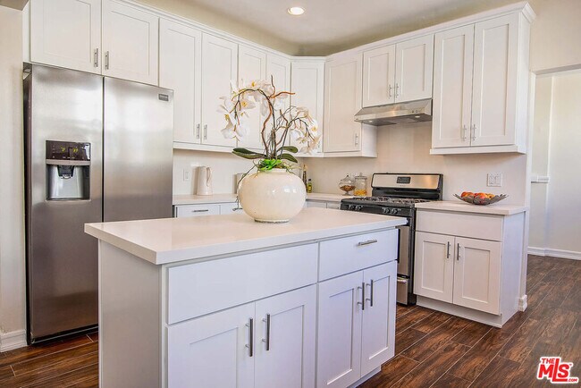 Building Photo - 239 S Orange Dr