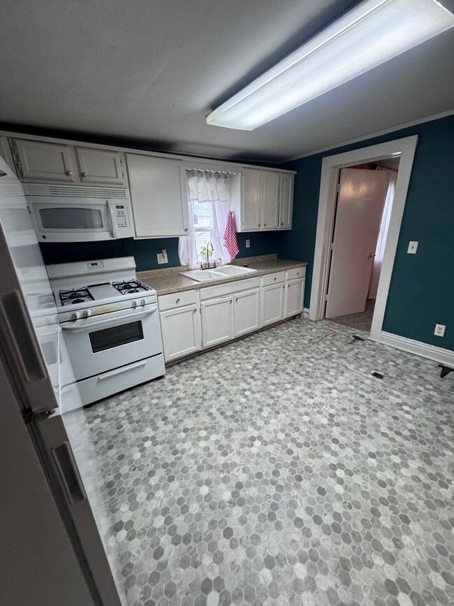 Building Photo - Updated South End 3 Bedroom