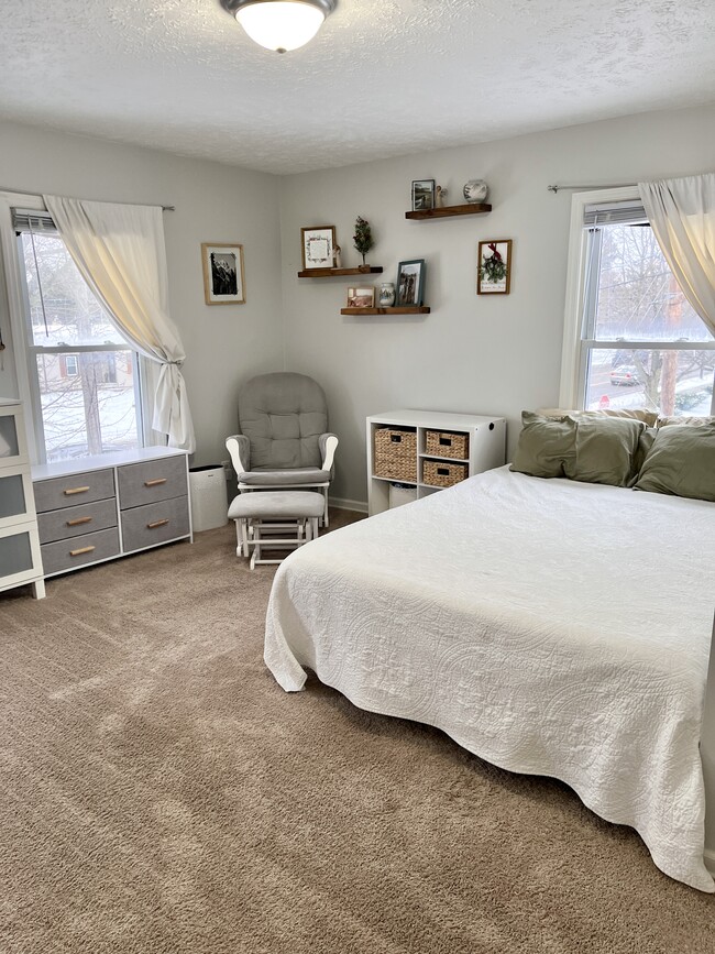 Large primary bedroom - 2148 Aurelius Road