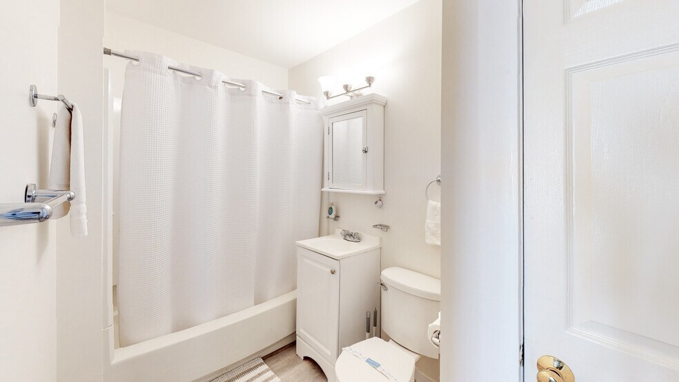 Building Photo - 24 Hews St