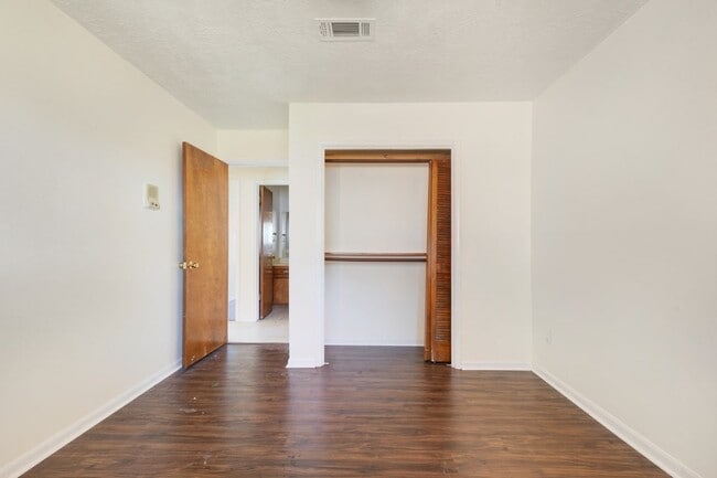 Building Photo - 1006 Bolton Dr