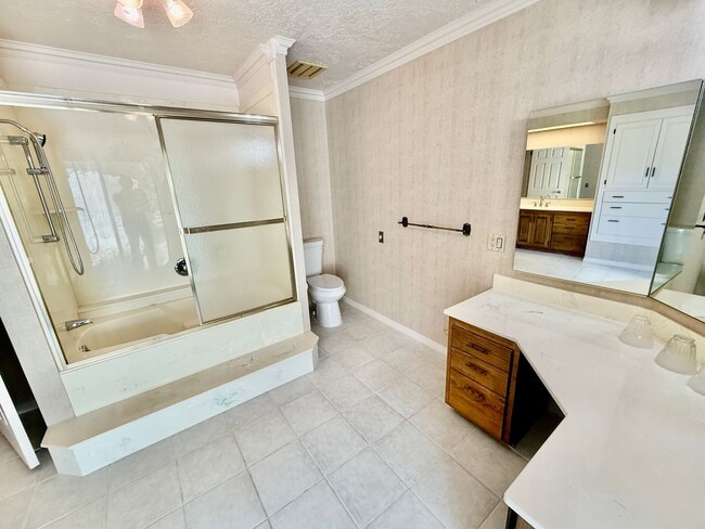 Building Photo - Distinctive and Spacious 5-BR Home in Bloomington