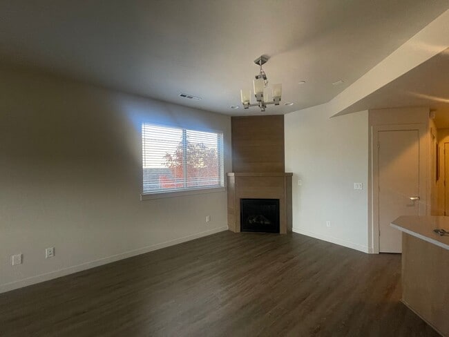 Building Photo - Newer & Beautiful 2bd/2bth condo in Ashland