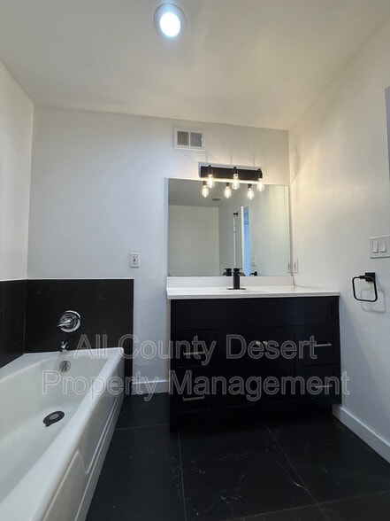 Building Photo - 46075 Ocotillo Dr