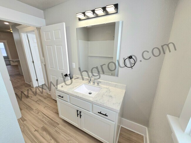 Building Photo - 715 57th St