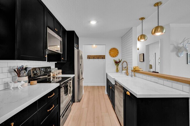Building Photo - Luxe 1 BR Adam's Point Condo Available Now