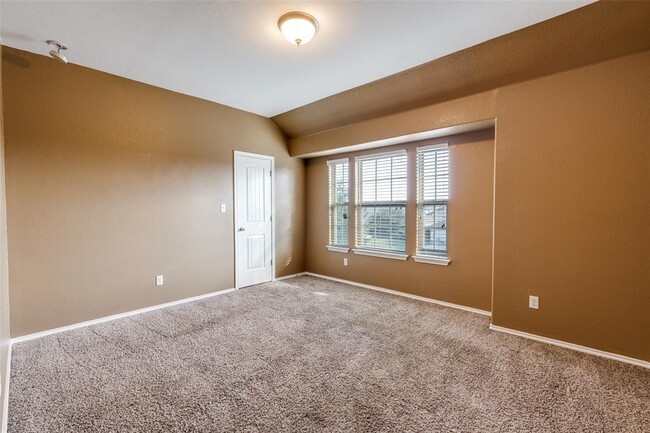 Building Photo - 305 Leather Oak Loop