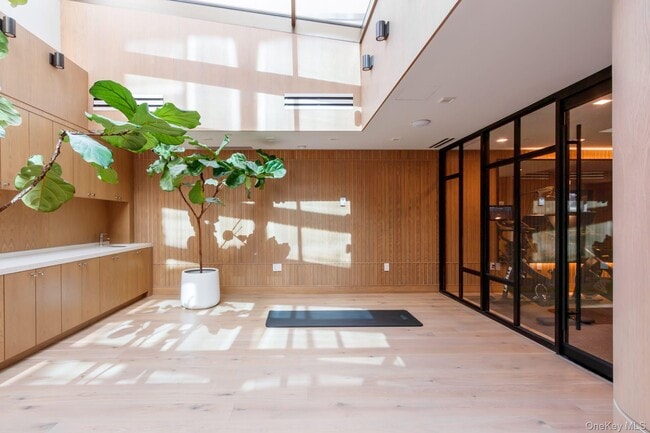 Building Photo - 200 E 21st St