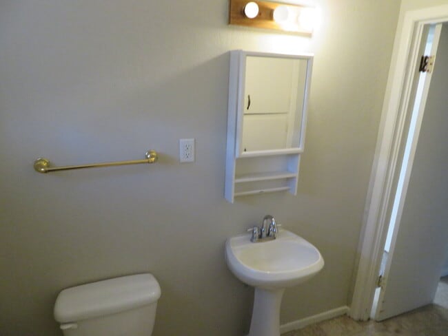 Building Photo - Beautiful House Minutes From Medical Distr...