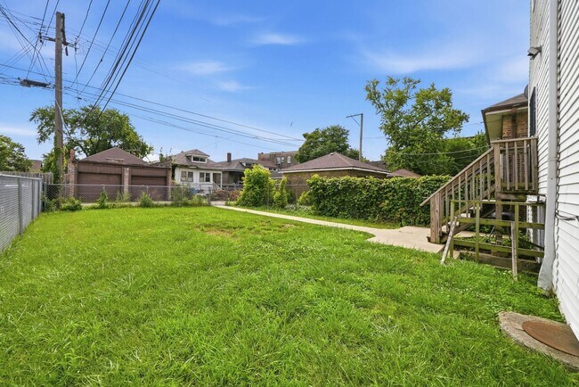 Building Photo - 8041 S Laflin St