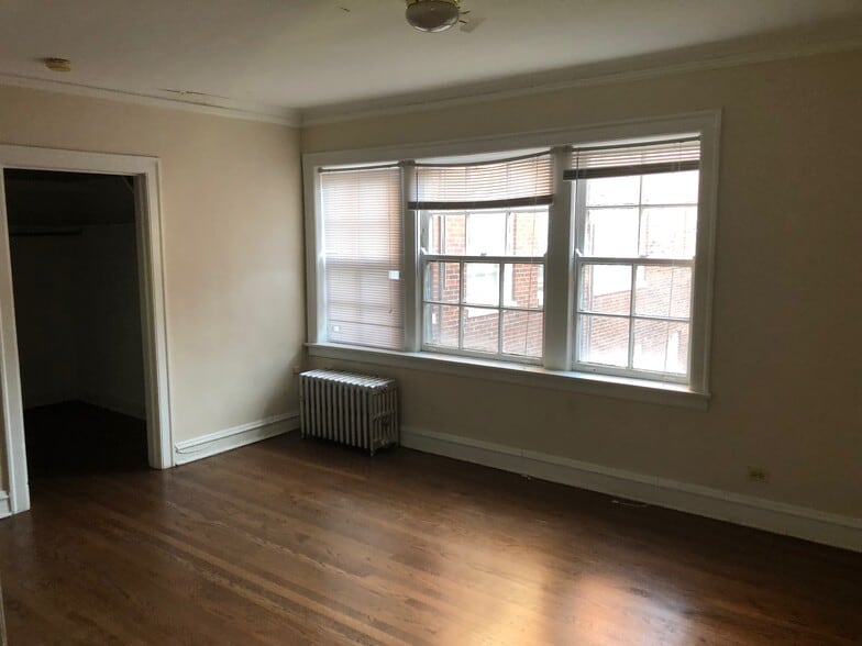Building Photo - 1716 W Albion Ave