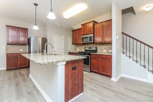 Building Photo - 275 Shaw Dr