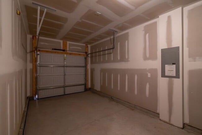 Building Photo - Beautiful Brand New 3 Bedroom 2.5 Bath Townhome in Hickory Glen!