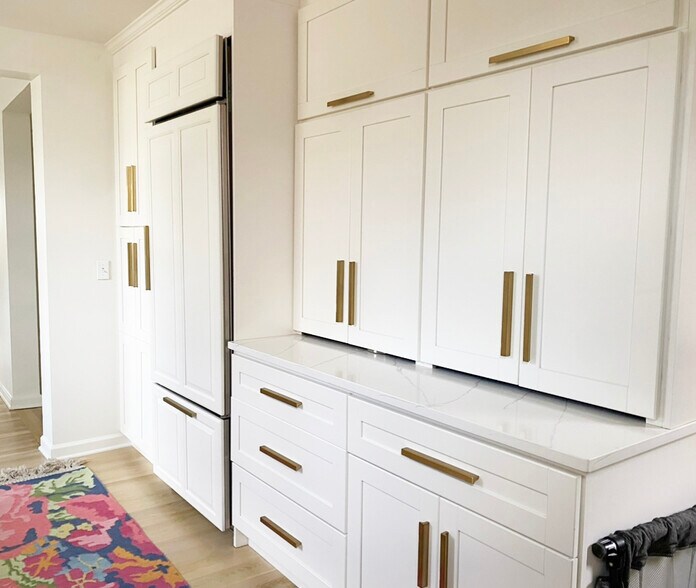 kitchen - 6120 N Kent Ave