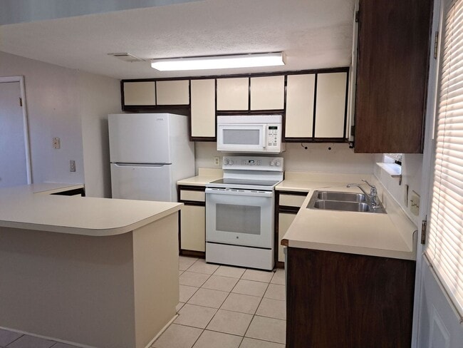 Building Photo - 4837 S Lakewood Dr