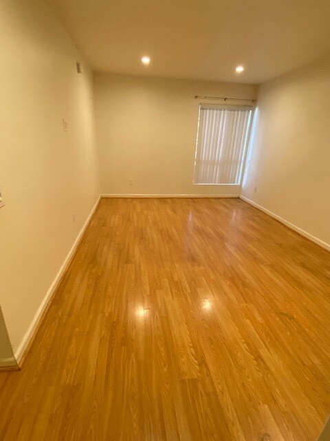 Building Photo - 10331 Lindley Ave