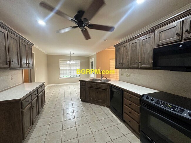 Building Photo - 3 Bed 2 Bath!