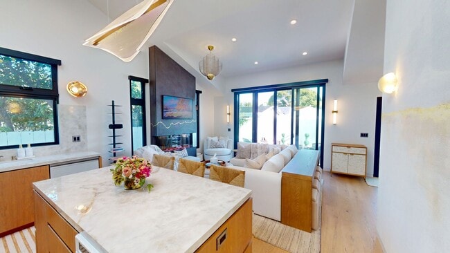 Building Photo - Elevated Living Fully Furnished