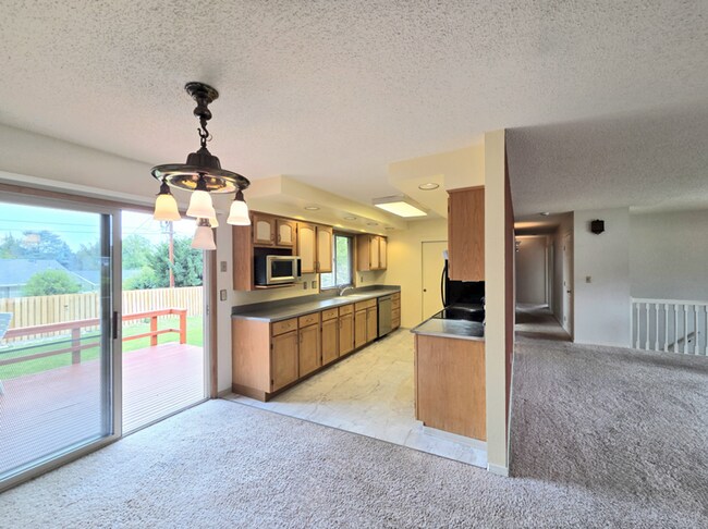 Building Photo - ** Oversized 4-Bedroom House w/ 2-Car Garage, & Fenced Backyard in a great Wenatchee Neighborhood!