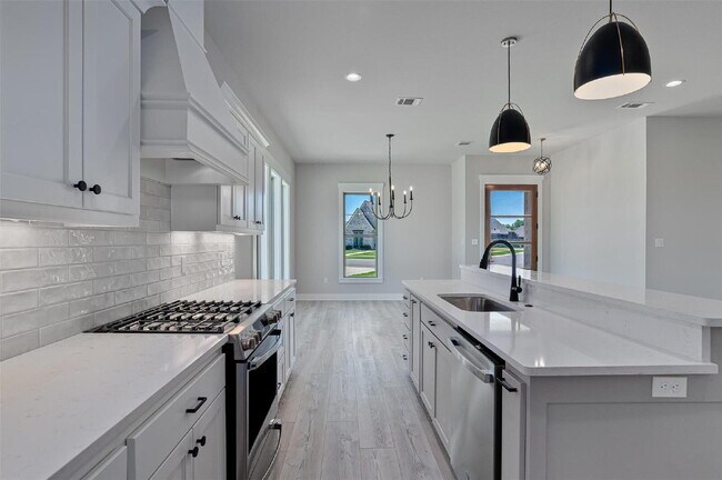 Building Photo - "Charming 3-Bed Retreat with Granite Elegance & Cozy Fireplace in Benton!"