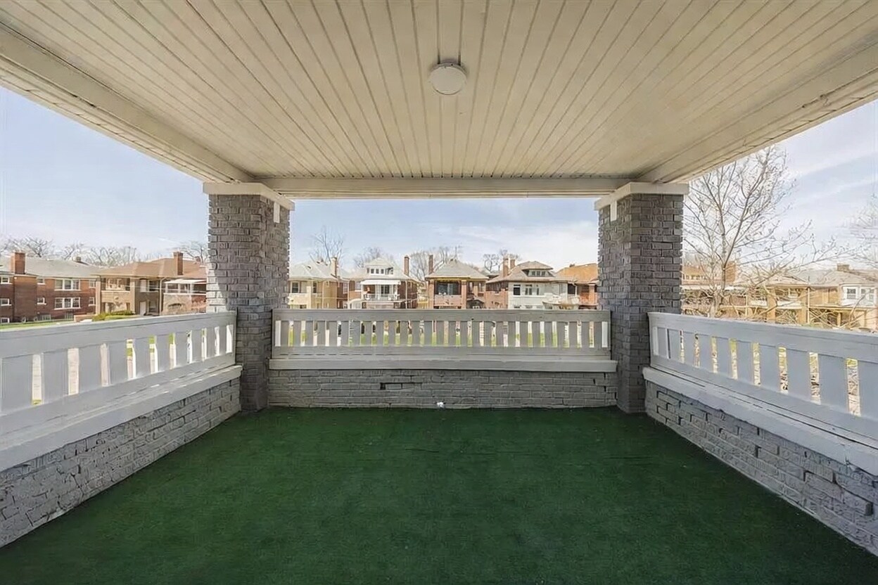 Building Photo - 1975 Gladstone St