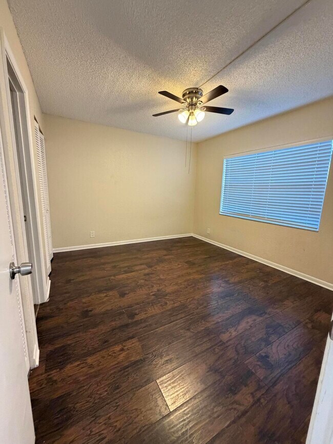 Building Photo - 9980 Twin Lakes Dr