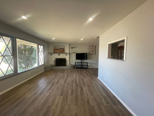 Building Photo - Quartz Hill 3 Bedroom 2 Bathroom
