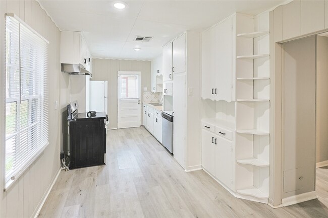 Building Photo - 1106-12th 1/2 12th 1/2 St N