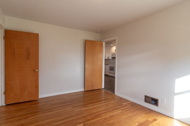 Building Photo - 5 Bed 2 Bath Home Available in Spokane Val...