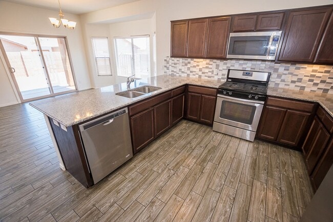 Building Photo - Great Open Floor Plan 3 Bedroom, 2 Bath, Central A/C in Holiday Subdivision!