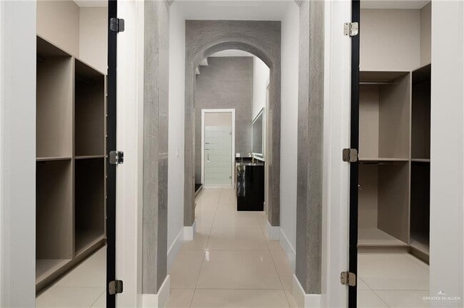 Building Photo - 45 Travis St